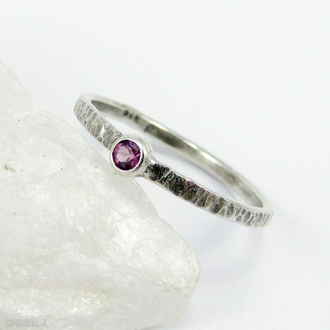 Hammered Rodolite Dot - eteryczny pierścionek z rodolitem i srebra 925