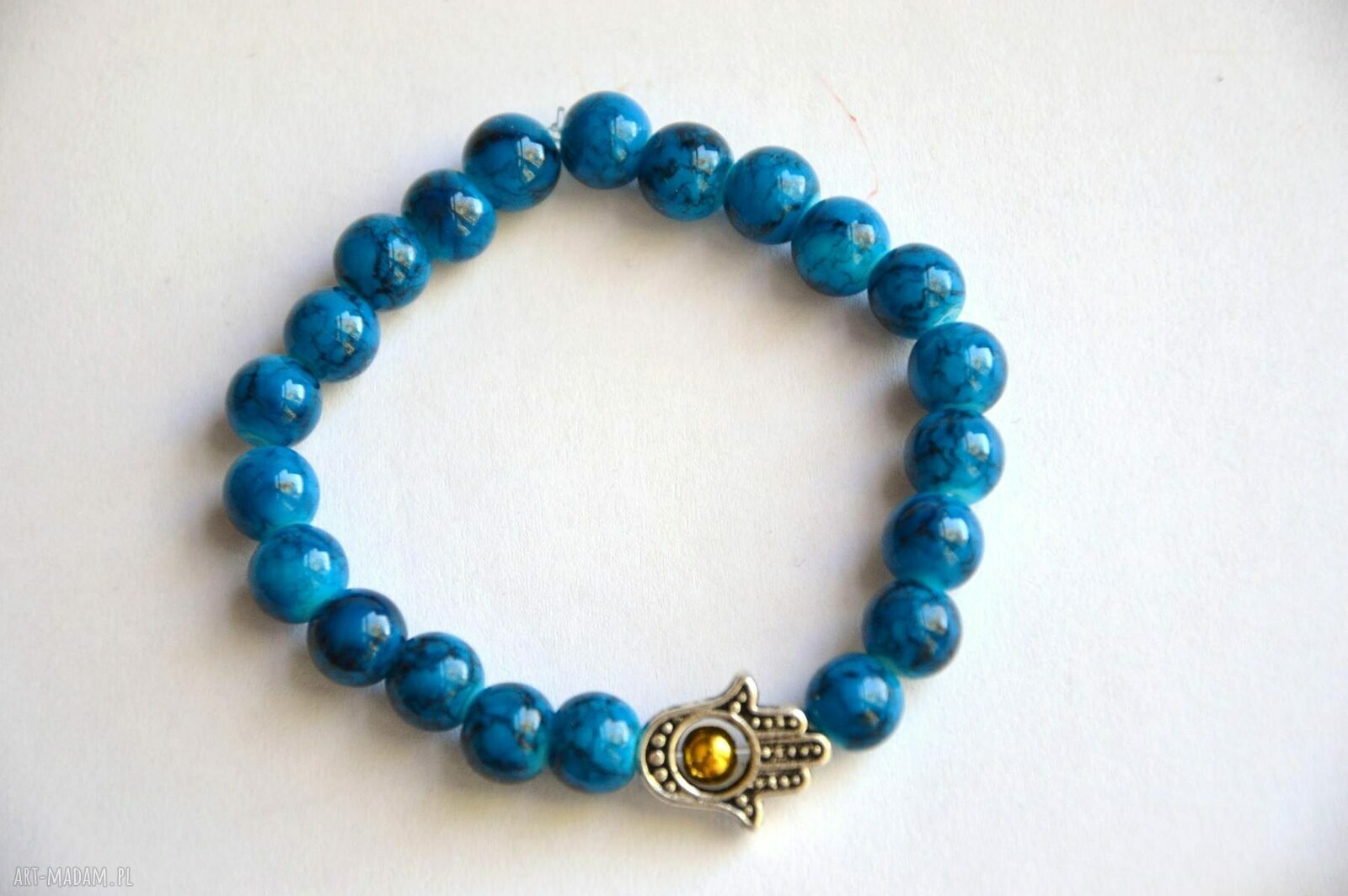 Hamsa w mozaikowych koralach