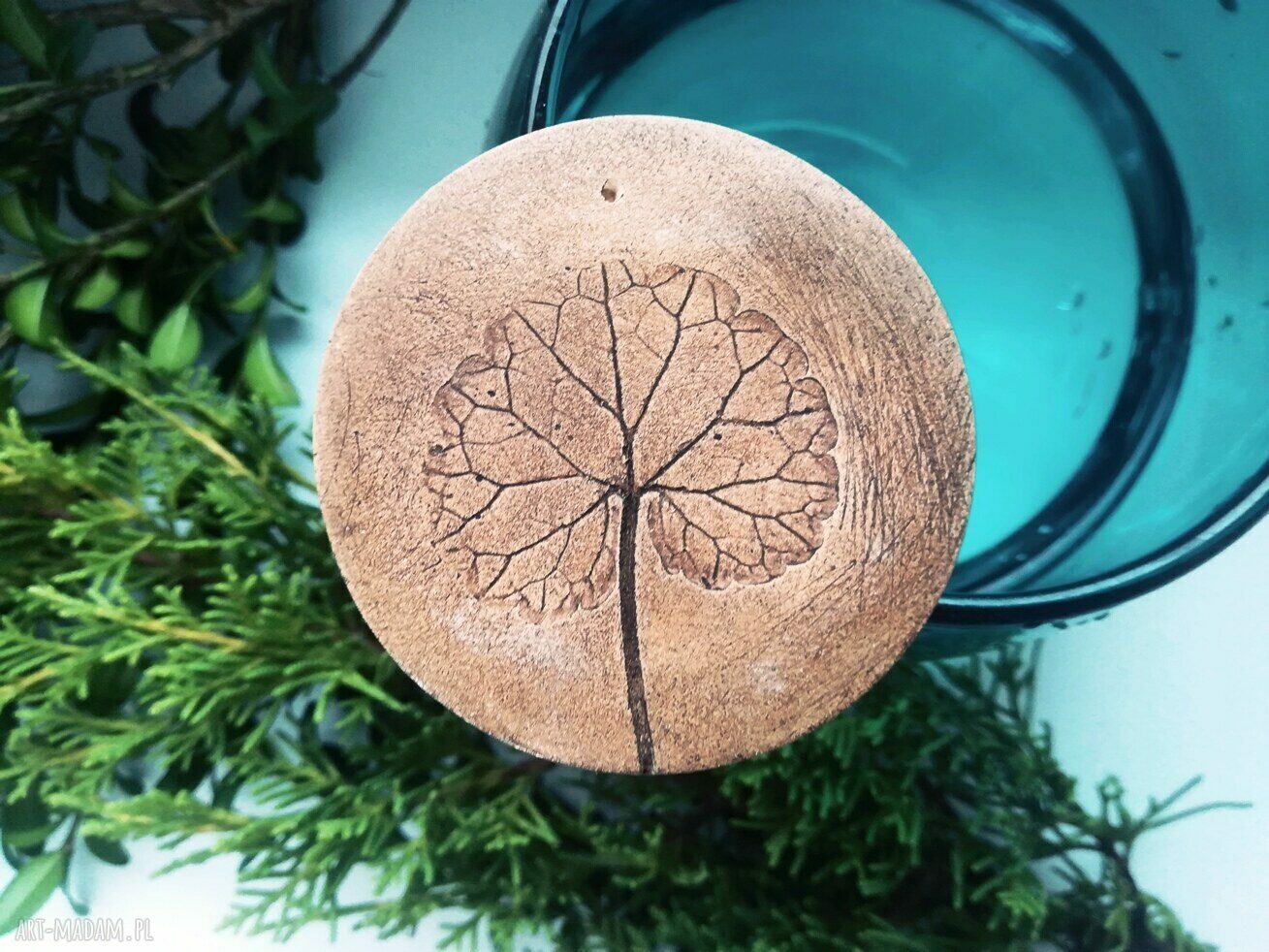 Zestaw 6 ceramicznych zawieszek handmade z motywem roślinnym - jesień w glinie
