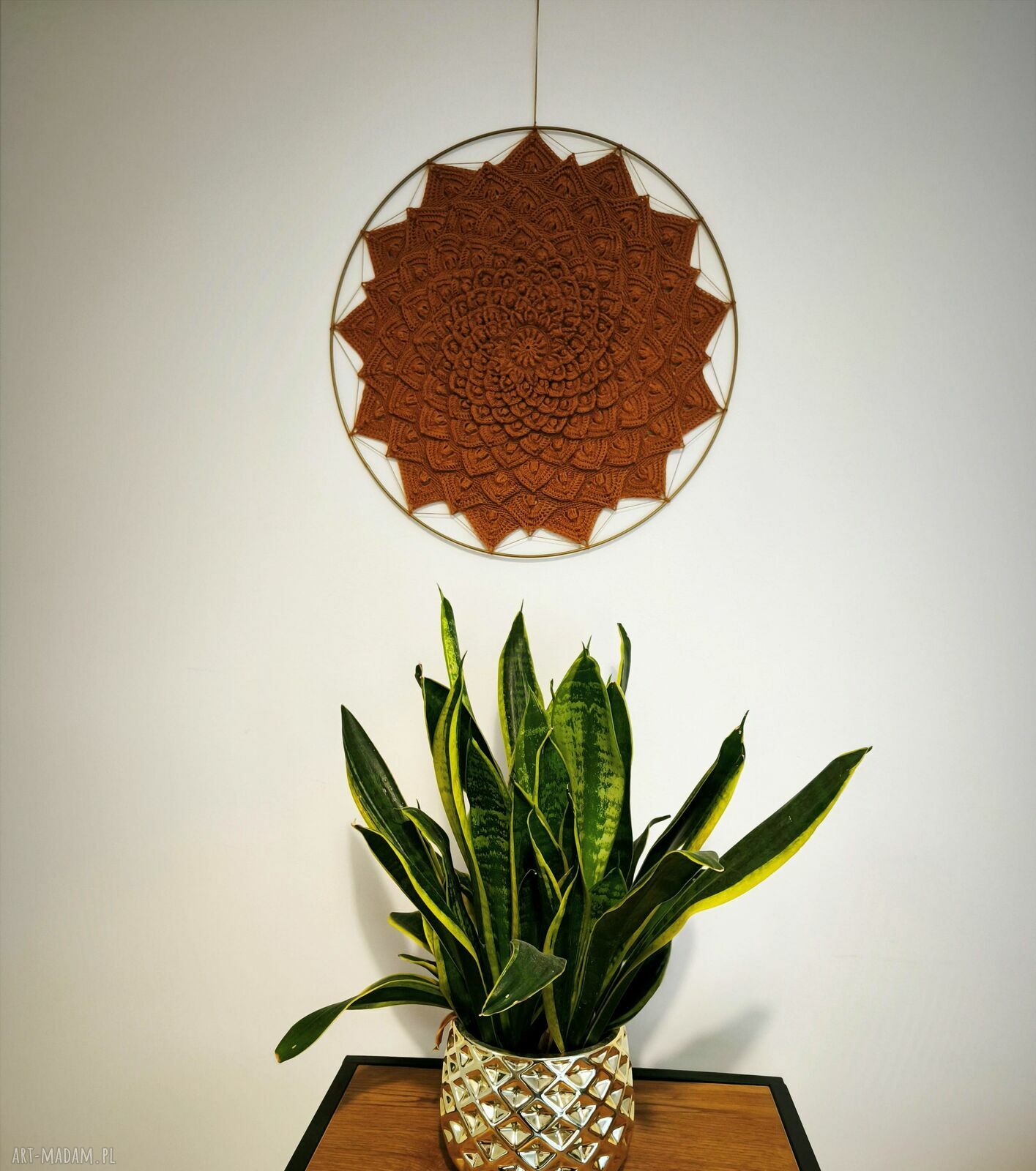 Mandala „Złote Światło” - ręcznie robiona dekoracja z kordonka na metalowym kole (ok. 40 cm)