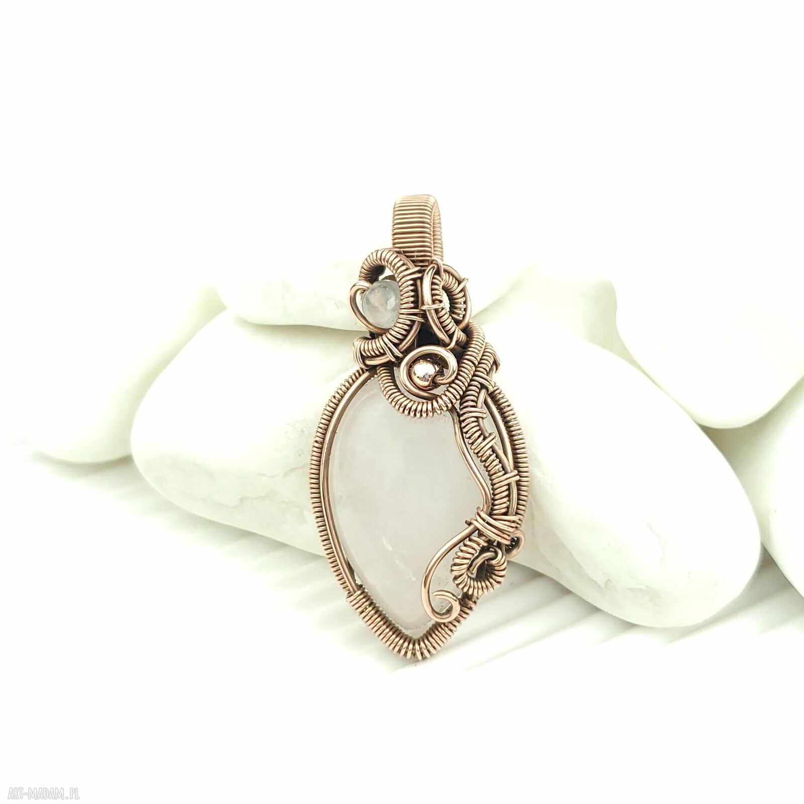 Wisiorek z różowym kwarcem w technice wire wrapping