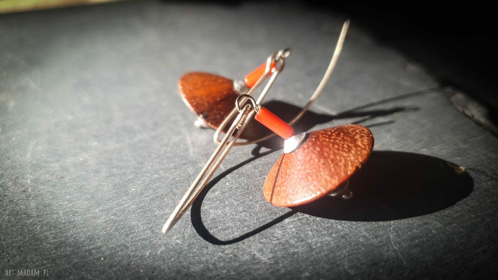 Kolczyki handmade Palma-dysk i koral czerwony - srebrne bigle