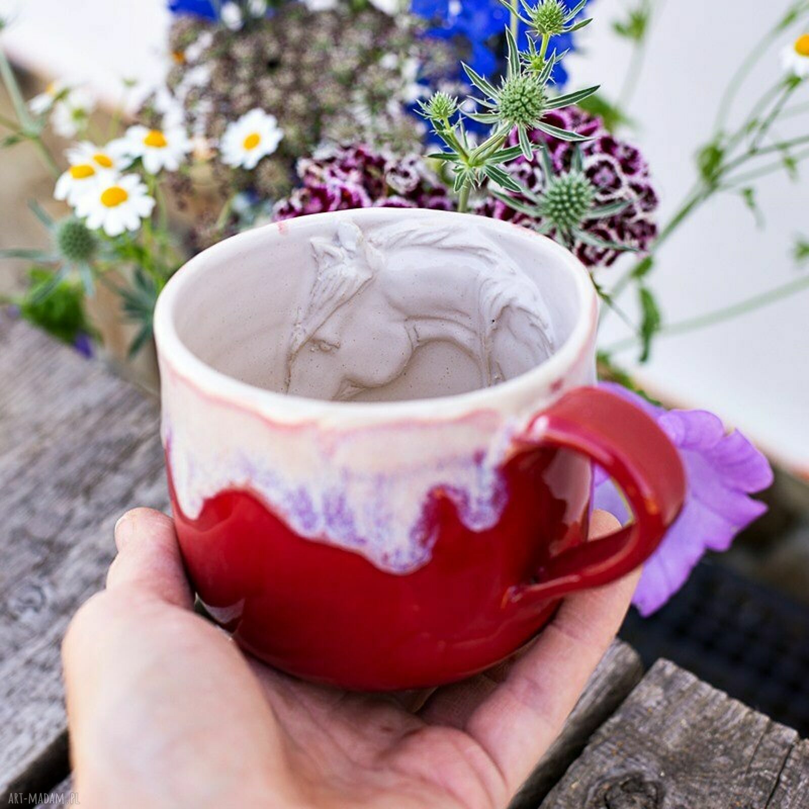 Ręcznie robiony duży kubek ceramiczny z koniem - czerwony, ok. 390 ml