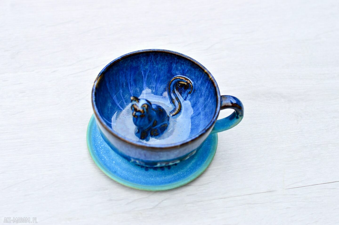 Filiżanka do herbaty handmade z figurką kota - 300 ml, niebiesko-turkusowa kamionka