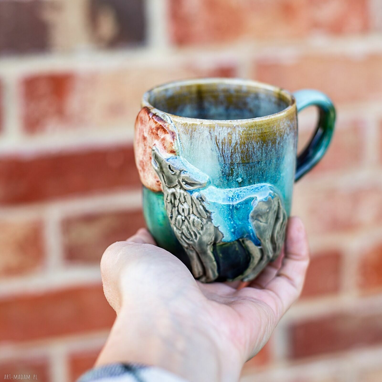 Duży ręcznie robiony kubek ceramiczny z wilkiem - leśne poszycie, ok. 420 ml