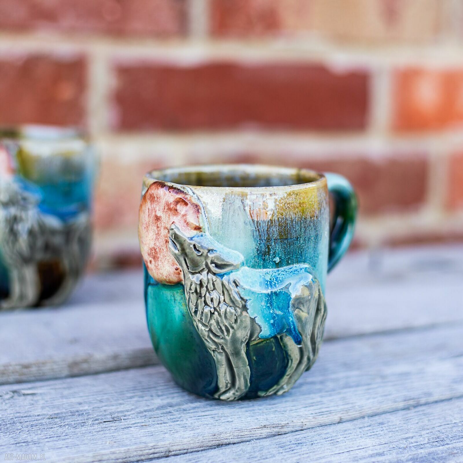 Duży ręcznie robiony kubek ceramiczny z wilkiem - leśne poszycie, ok. 420 ml