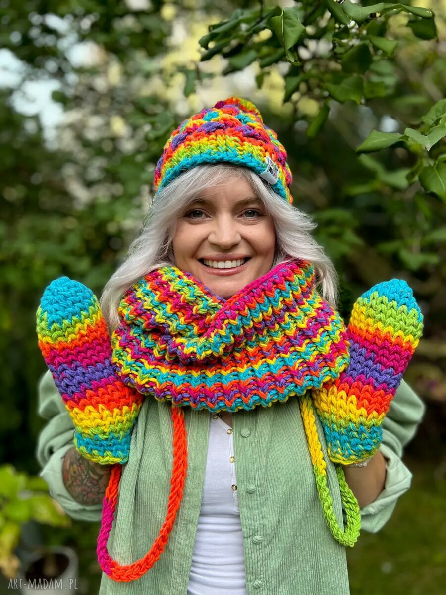 Rękawiczki handmade na szydełku Tęcza ze sznureczkiem - ciepłe mitenki