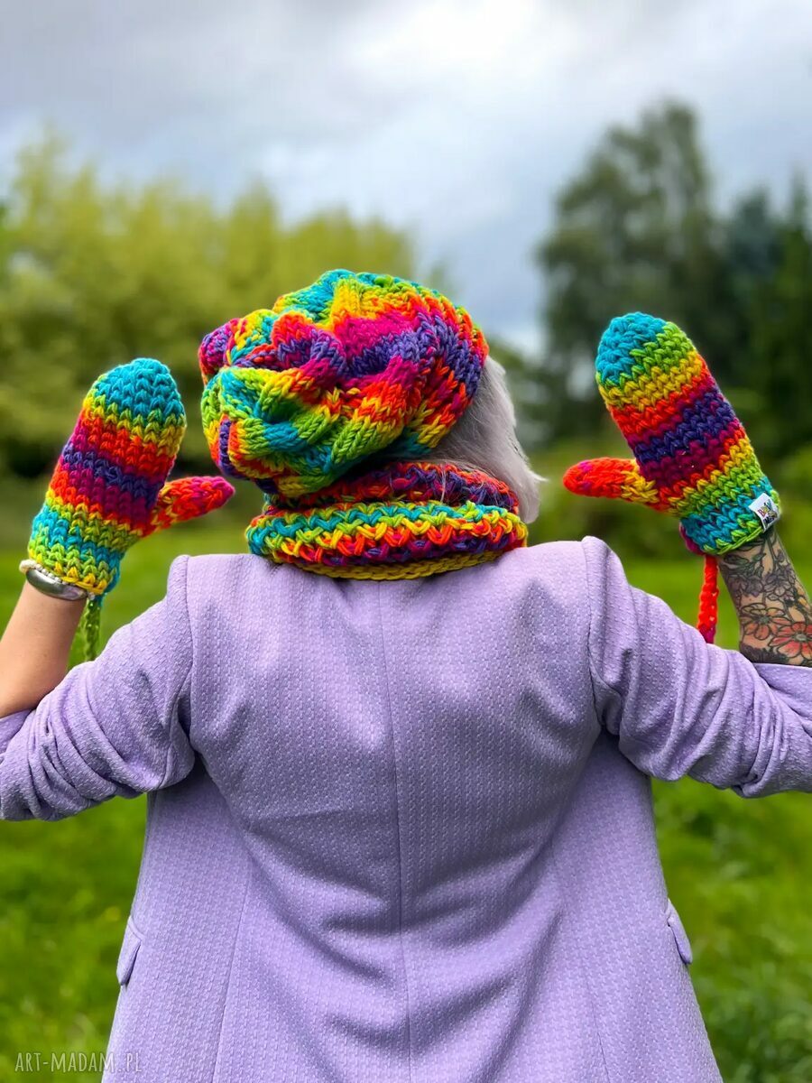 Rękawiczki handmade na szydełku Tęcza ze sznureczkiem - ciepłe mitenki