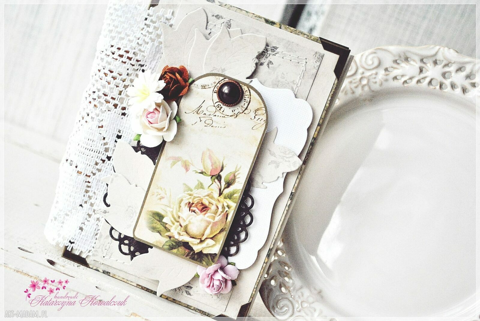Pamiętnik i notatnik vintage ze scrapbookingowym wykończeniem
