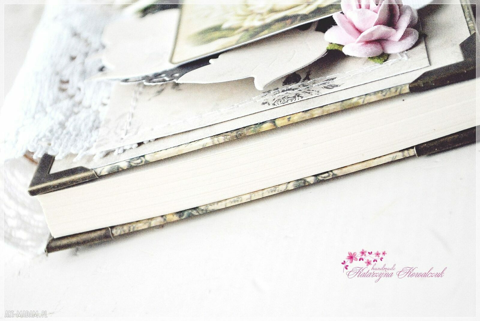 Pamiętnik i notatnik vintage ze scrapbookingowym wykończeniem