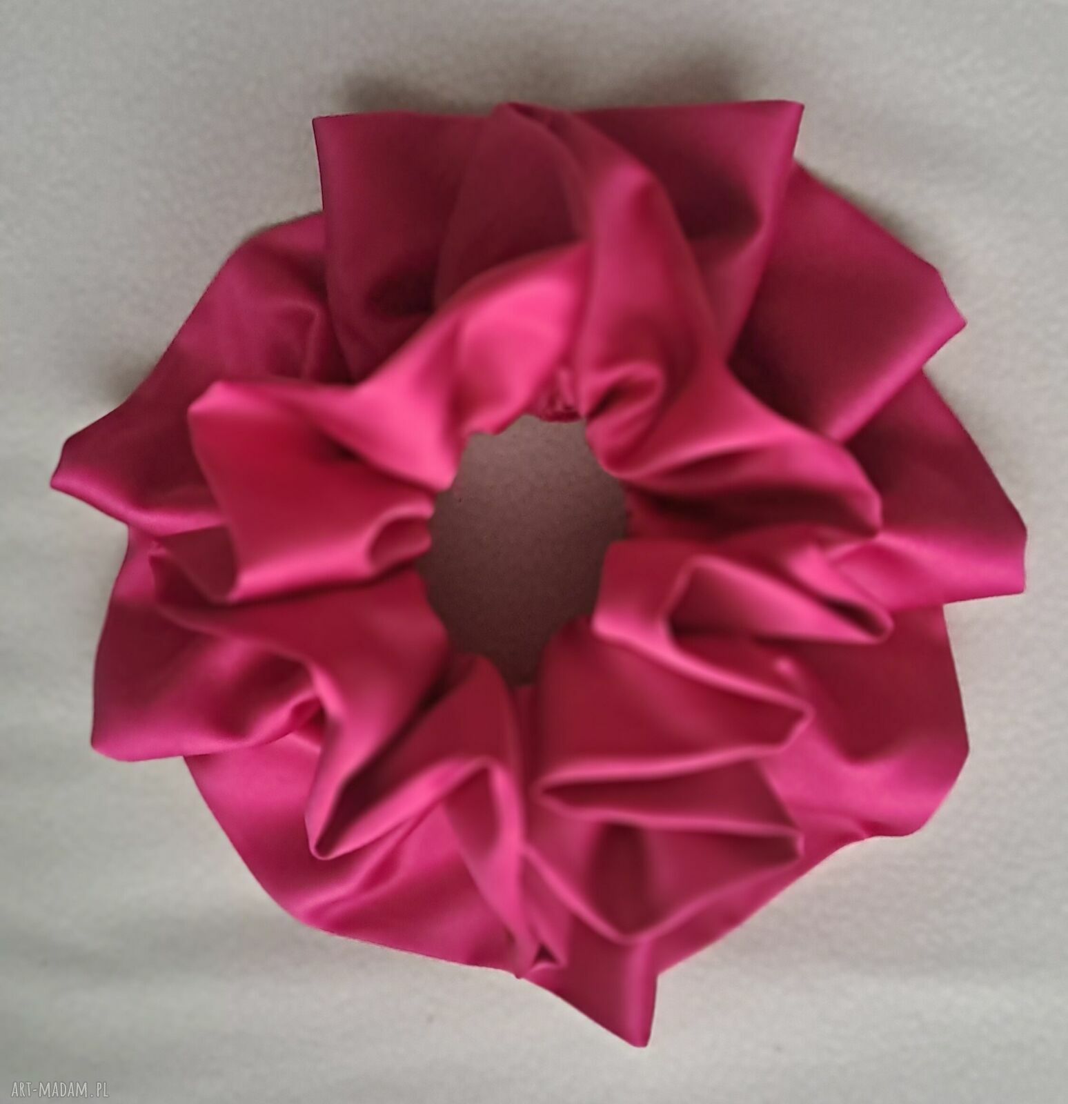 Różowa scrunchie z satyny - ręcznie robiona ozdoba do włosów