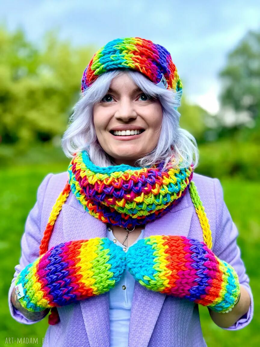 Rękawiczki handmade na szydełku Tęcza ze sznureczkiem - ciepłe mitenki