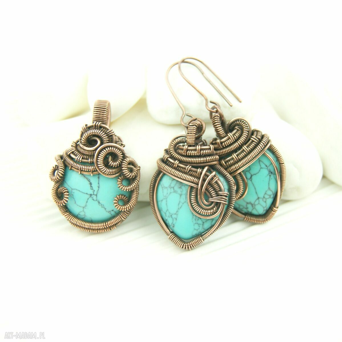Wiszące kolczyki z howlitem - miedziane serduszka wire wrapping