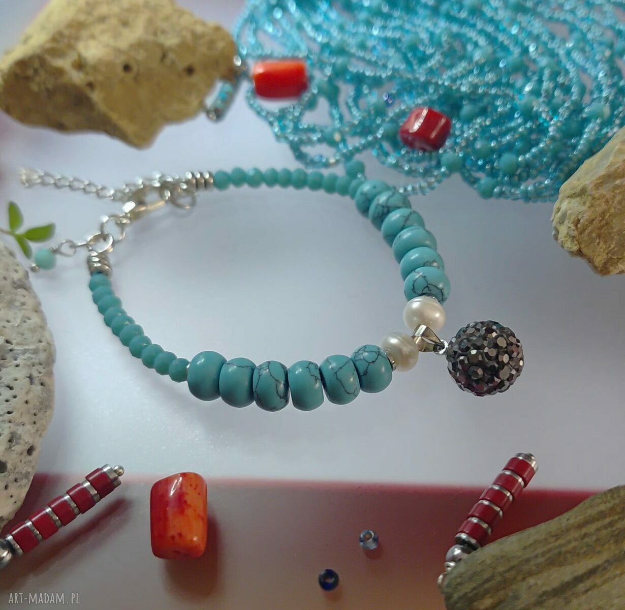 Turkusowa bransoletka z howlitów, perłami i kryształkami - unikat handmade