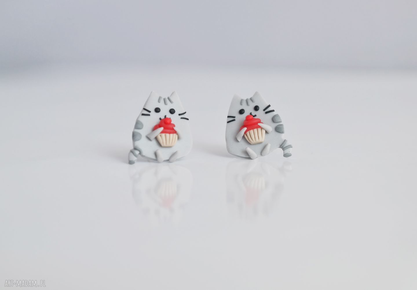 Pusheen i babeczka - maleńkie kolczyki z modeliny Fimo