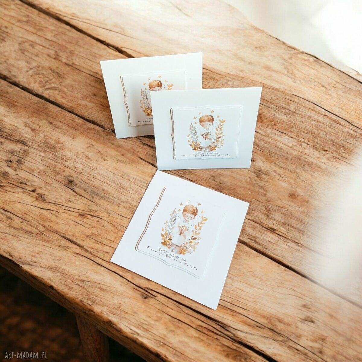 Handmade zaproszenie na I Komunię Świętą dla chłopca - białe z grafiką w złotych liściach