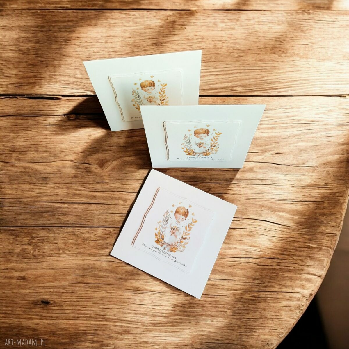 Handmade zaproszenie na I Komunię Świętą dla chłopca - białe z grafiką w złotych liściach