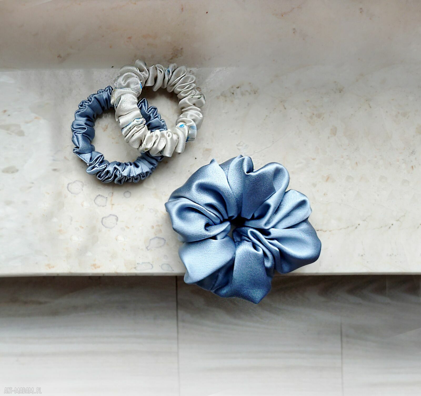 In blue - zestaw jedwabnych scrunchie frotki do włosów