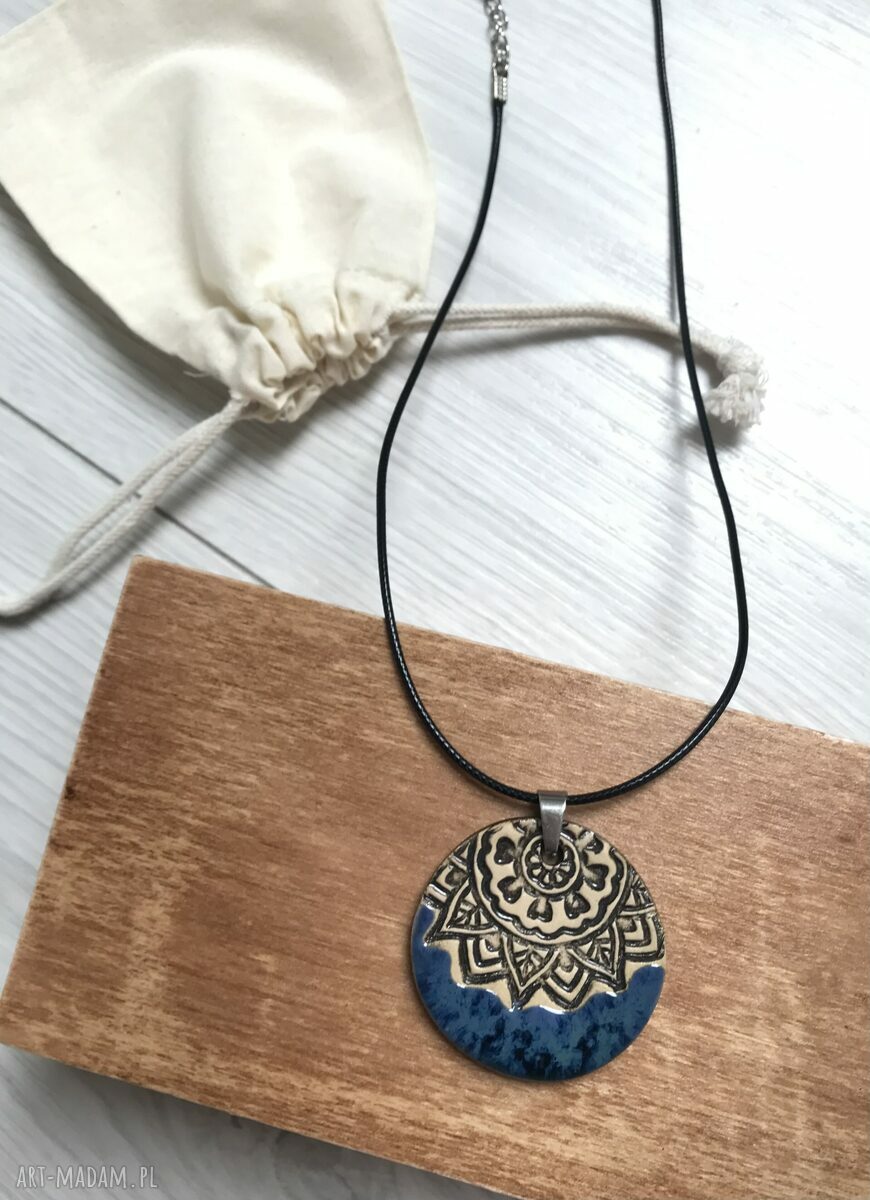 Granatowy ceramiczny naszyjnik India - wisiorek na czarnej lince