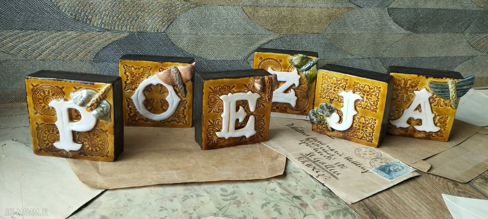 Ceramiczny inicjał „E” z ćmą - litera kafelkowa do postawienia