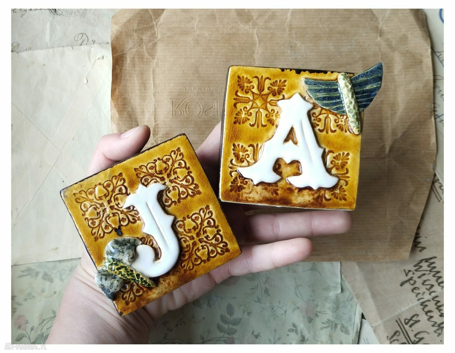 Inicjał J z ćmą - ręcznie robiony ceramiczny kafelek
