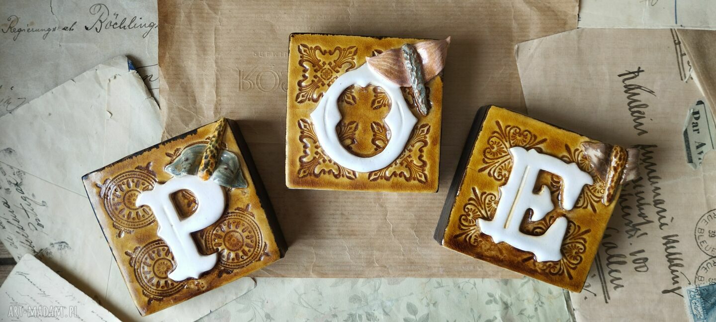 Ceramiczny inicjał P z ćmą - ręcznie robiony kafelek litera