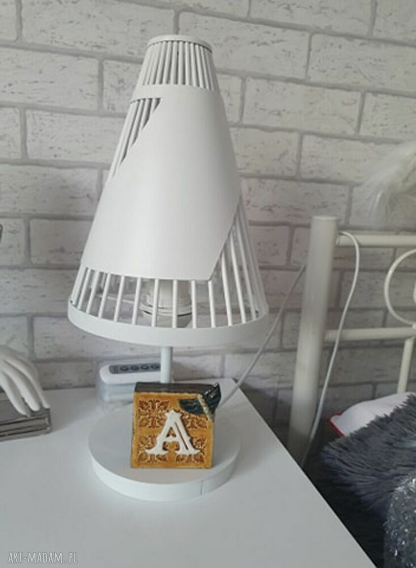 Ceramiczny inicjał A z ćmą - rękodzieło do Twojego domu