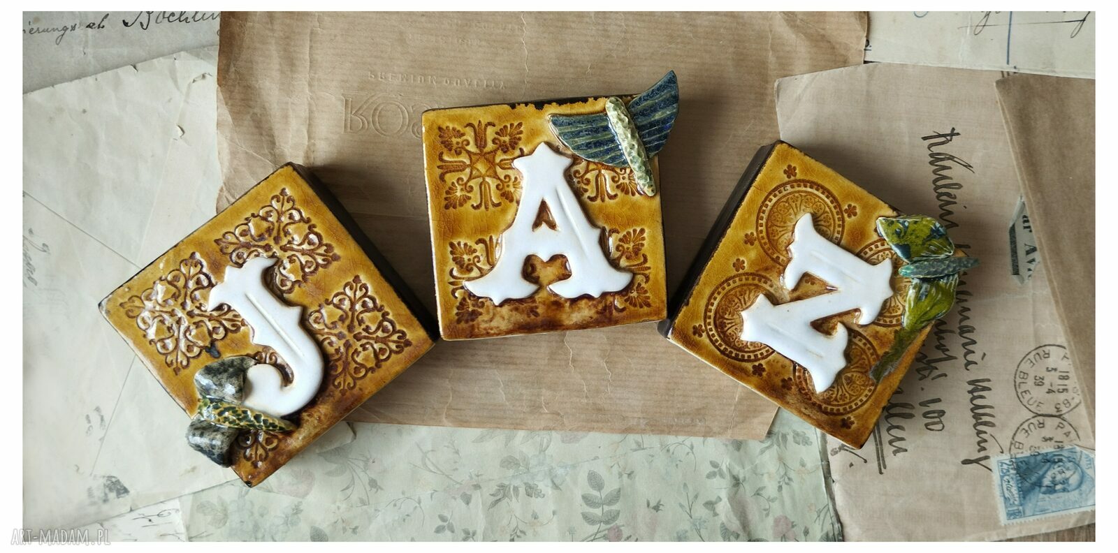 Inicjał Z z ćmą - ceramiczna literka handmade