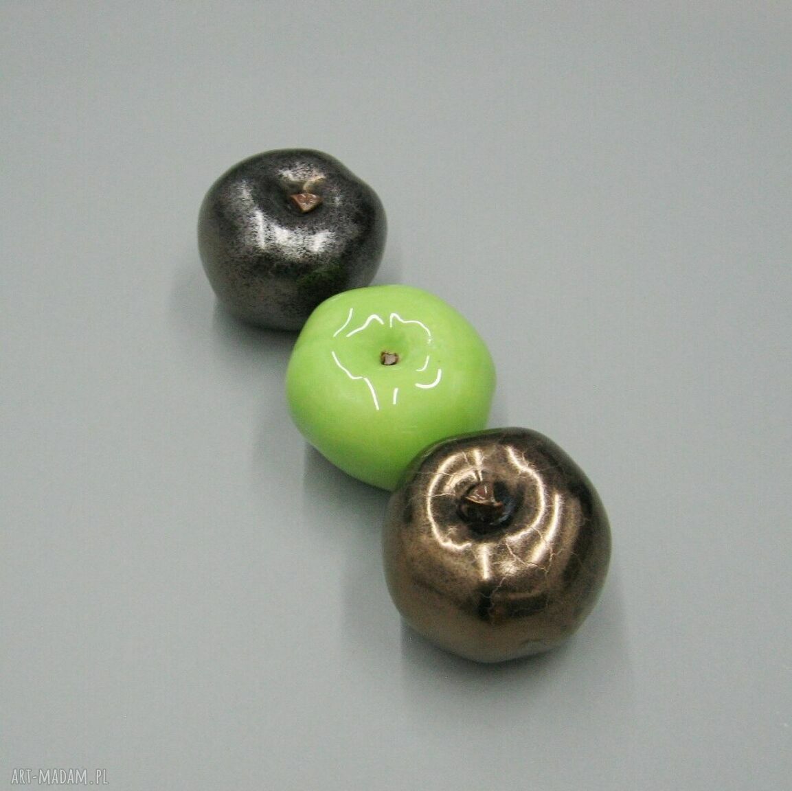 Jabłko dekoracyjne czarne metaliczne z ceramiki handmade