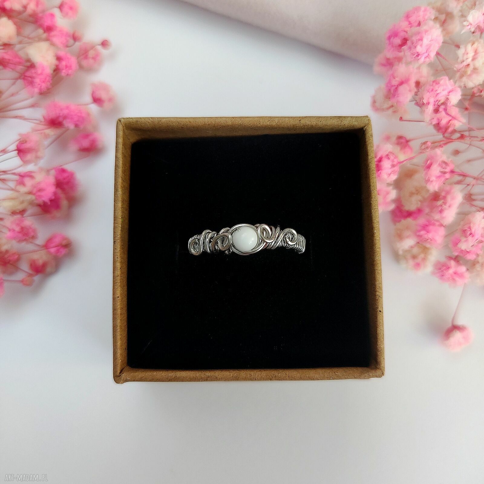 Pierścionek z białym jadeitem - regulowany, ze stali chirurgicznej (handmade wire wrapping)