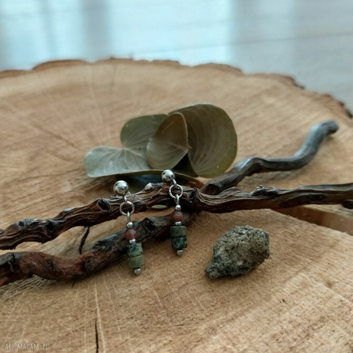 Kolczyki z jadeitem i turkusem afrykańskim - małe amulety w naturalnych kolorach