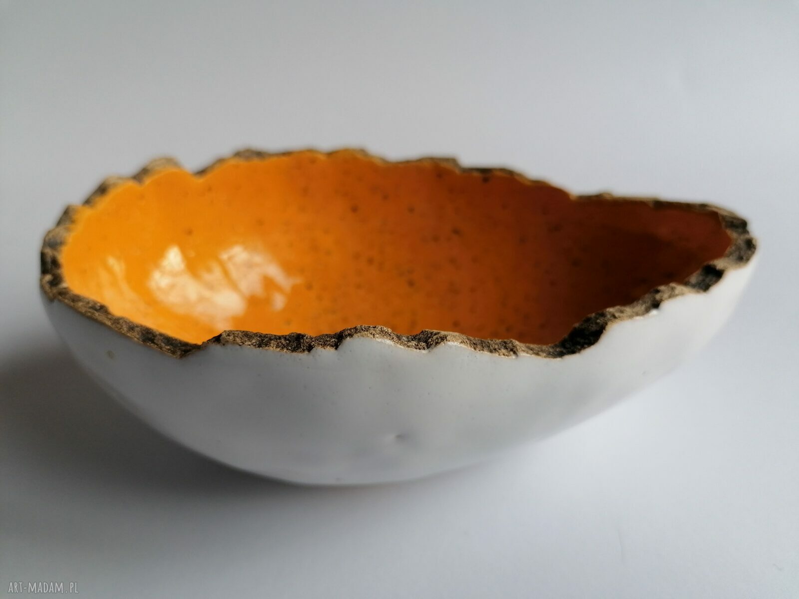 Jajeczna miseczka "13" - ceramiczna dekoracja z pomarańczowym połyskiem