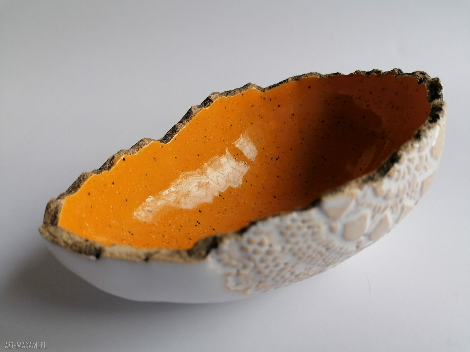 Jajeczna miseczka "13" - ceramiczna dekoracja z pomarańczowym połyskiem
