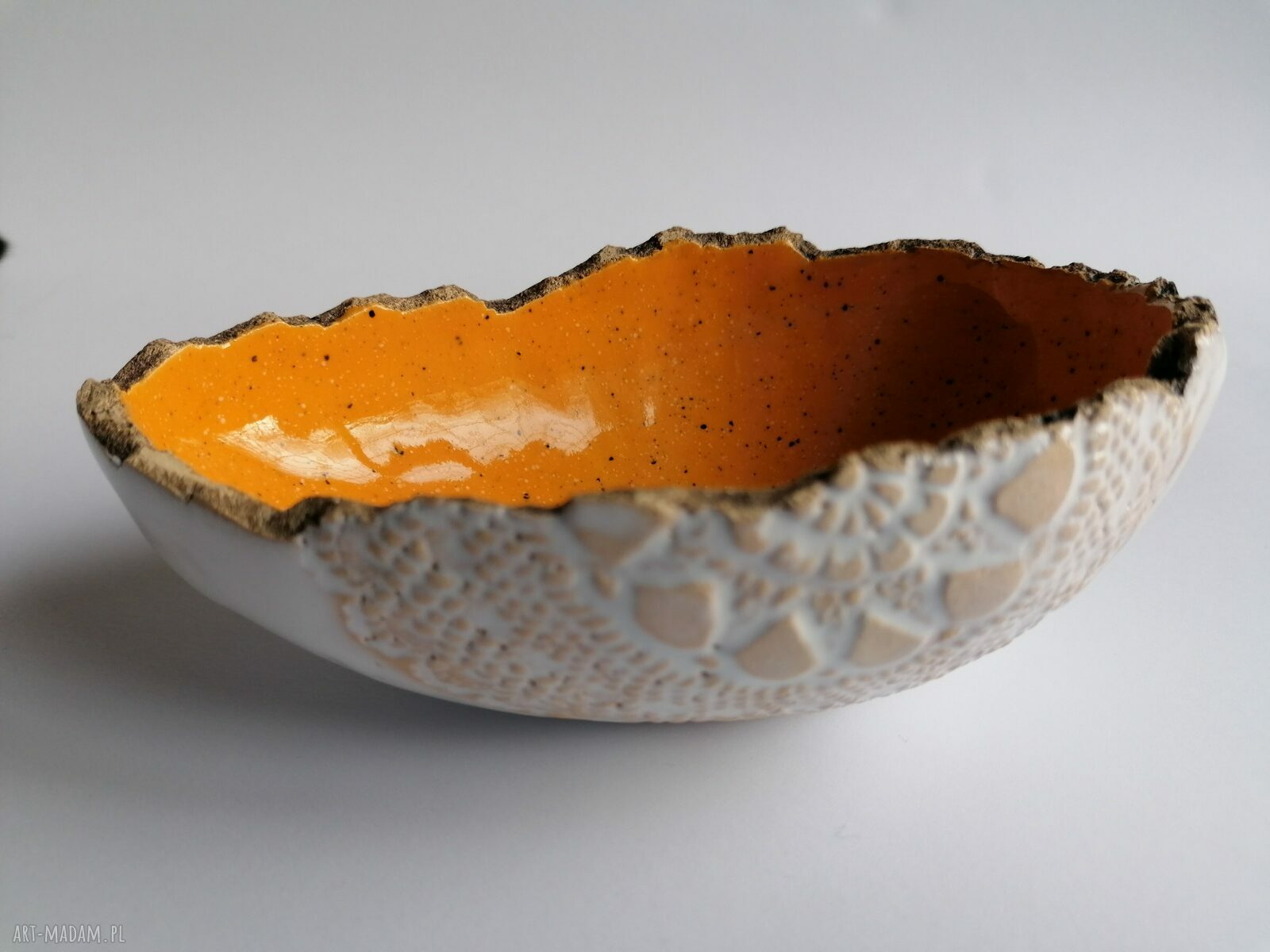 Jajeczna miseczka "13" - ceramiczna dekoracja z pomarańczowym połyskiem