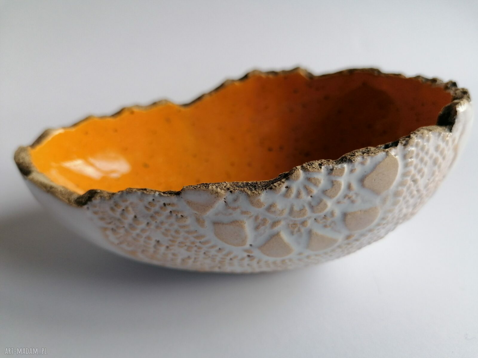 Jajeczna miseczka "13" - ceramiczna dekoracja z pomarańczowym połyskiem