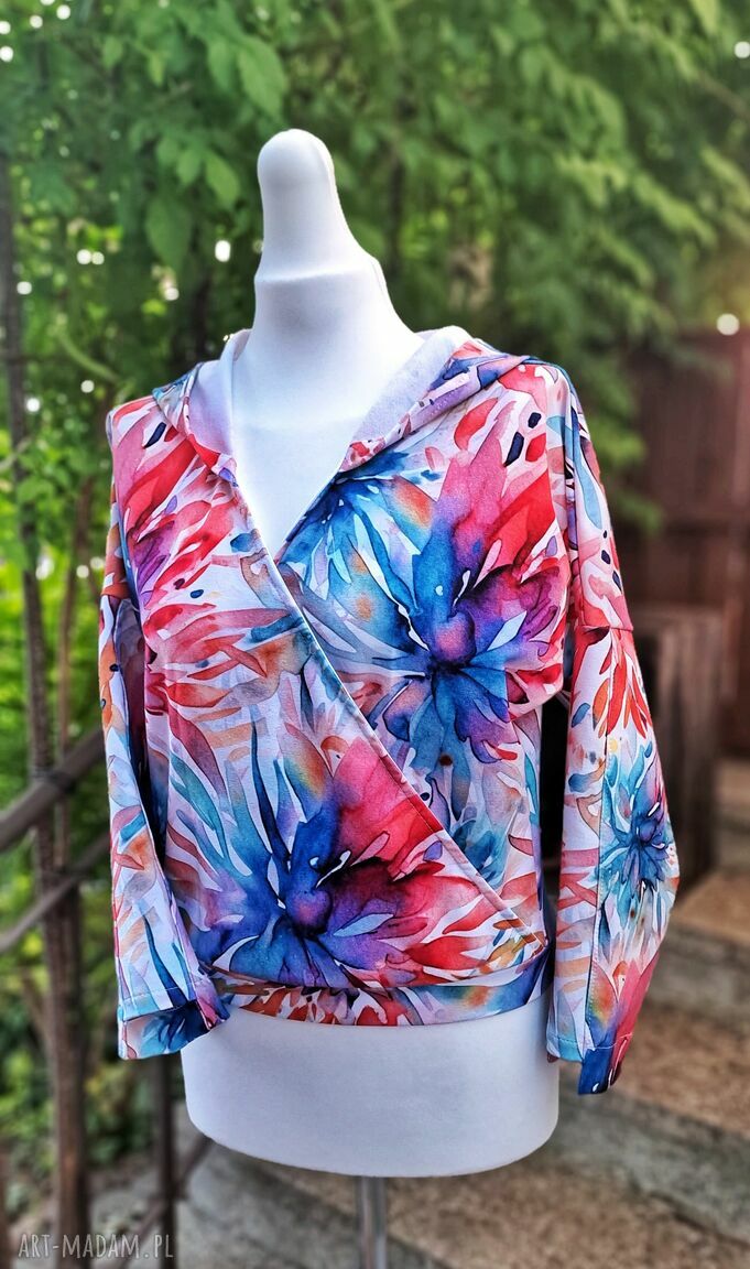 Bluza „Jak malowana” - kolorowa bluza z kapturem, dekolt kopertowy, rozm. S/M