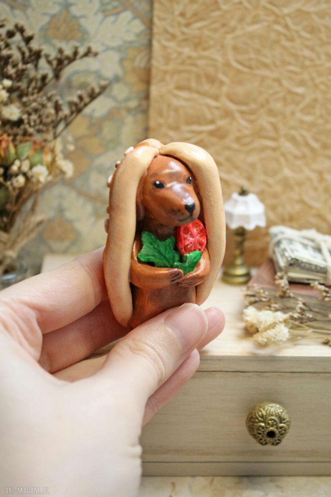 Jamnik Hot Dog - ręcznie robiona figurka z gliny polimerowej