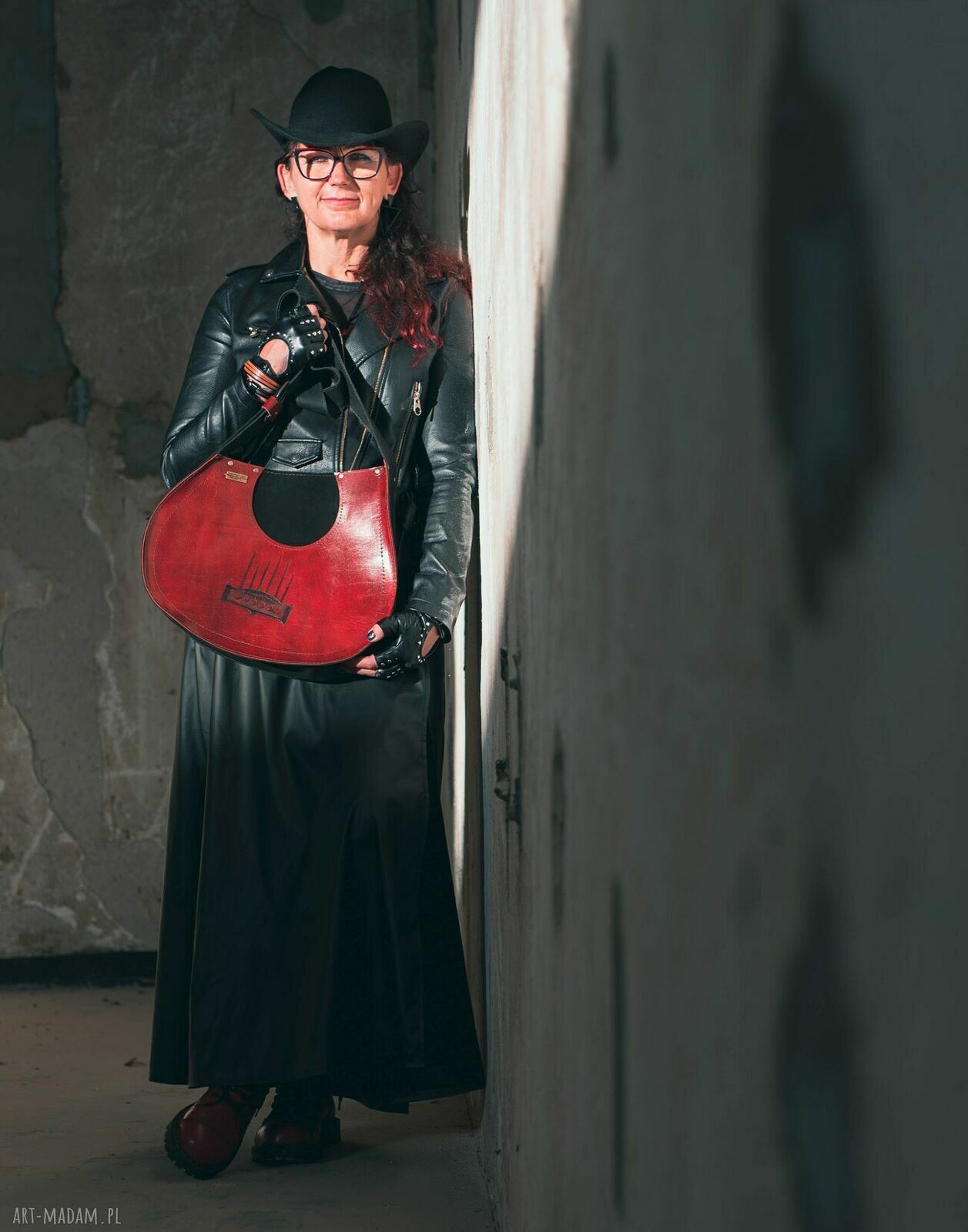 JANIS - skórzana torba na ramię inspirowana gitarą w krwistej czerwieni