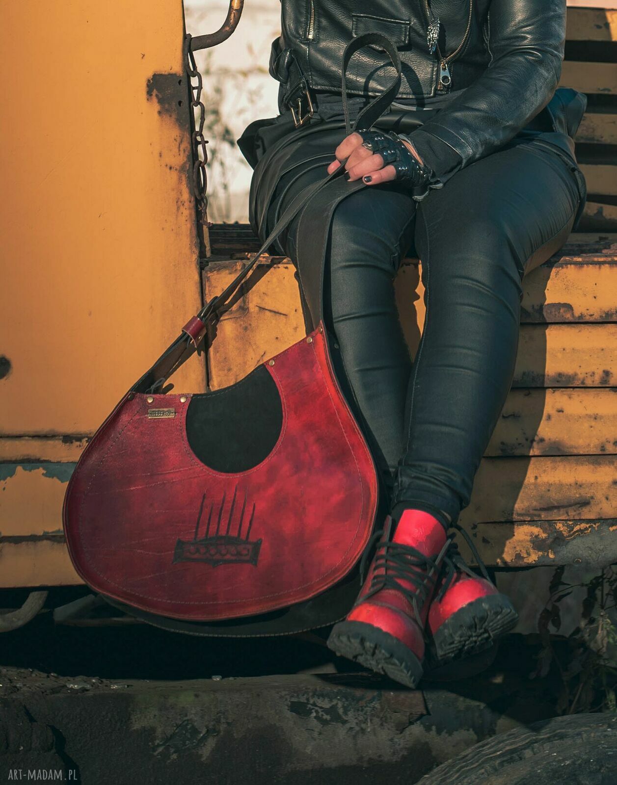 JANIS - skórzana torba na ramię inspirowana gitarą w krwistej czerwieni