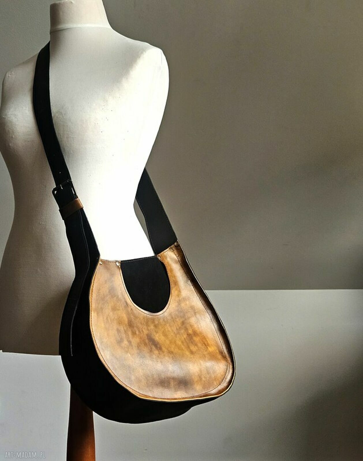 Skórzana torba na ramię JANIS inspirowana gitarą - pomarańczowy brąz