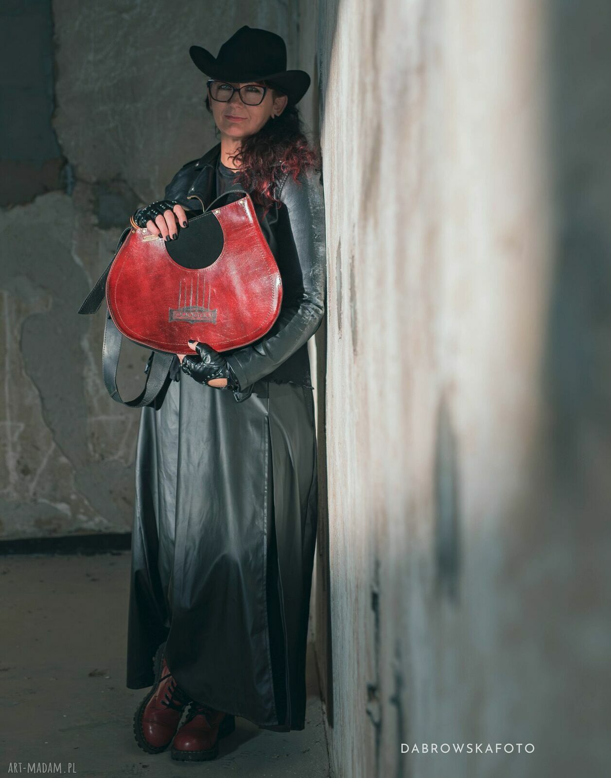 JANIS - skórzana torba na ramię inspirowana gitarą w krwistej czerwieni