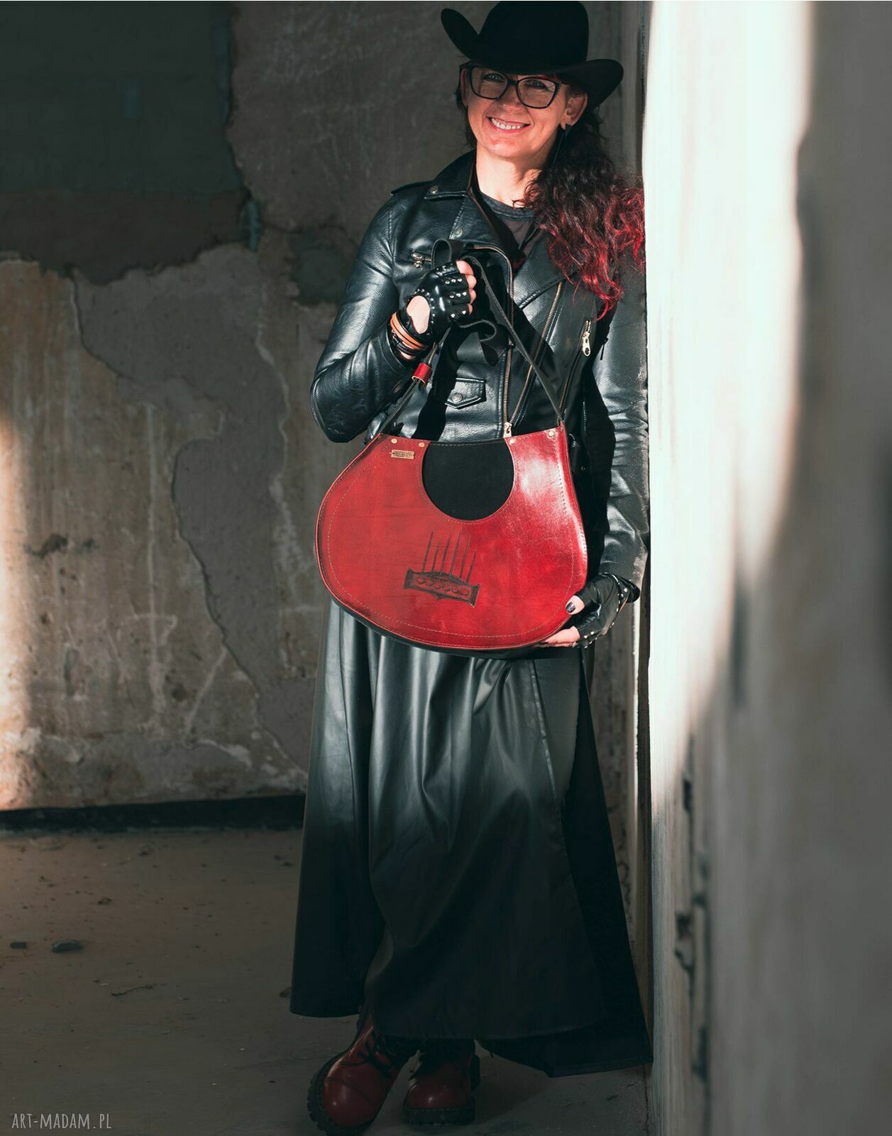 JANIS - skórzana torba na ramię inspirowana gitarą w krwistej czerwieni