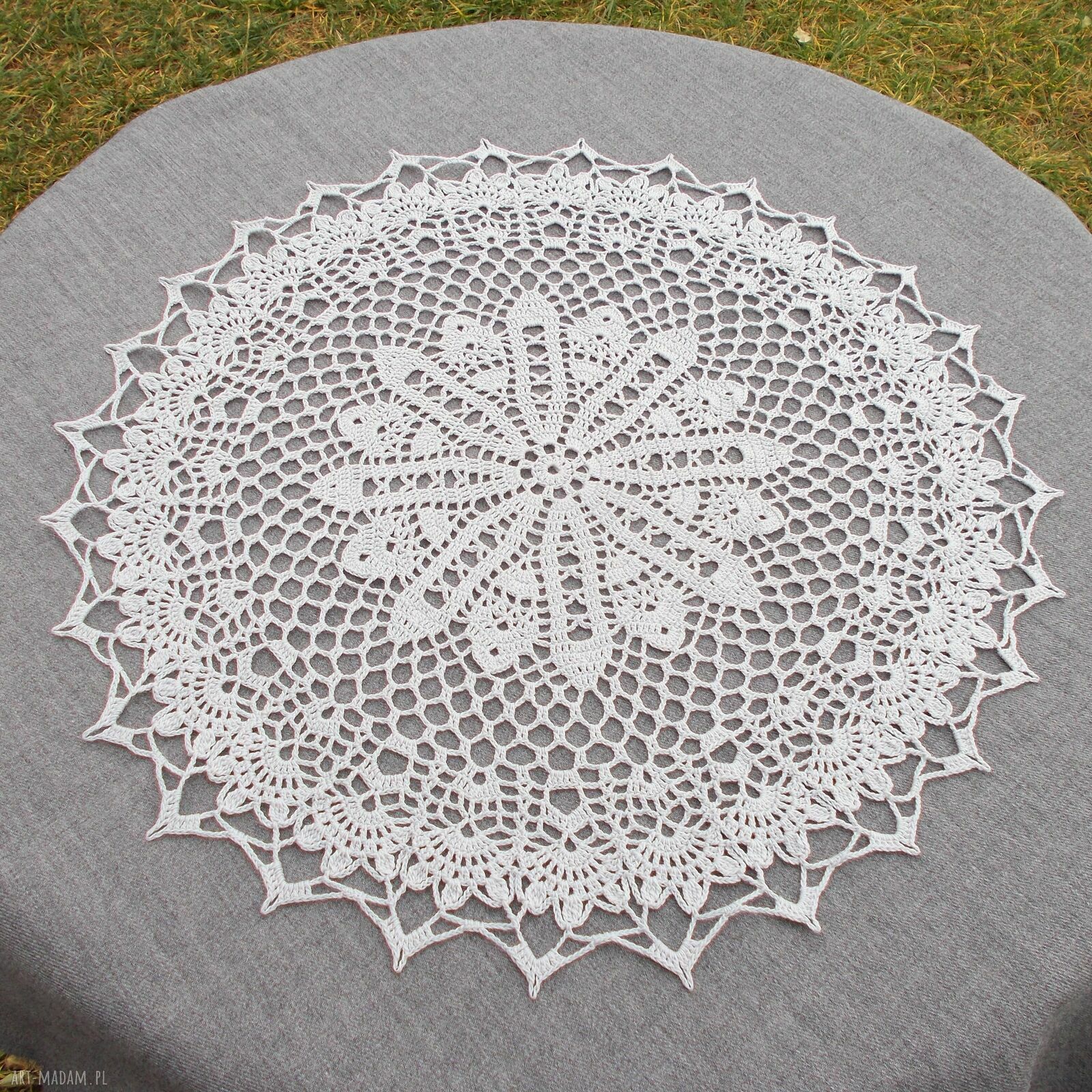 Jasna szara serwetka 34 cm na szydełku - vintage, ażurowa i krochmalona