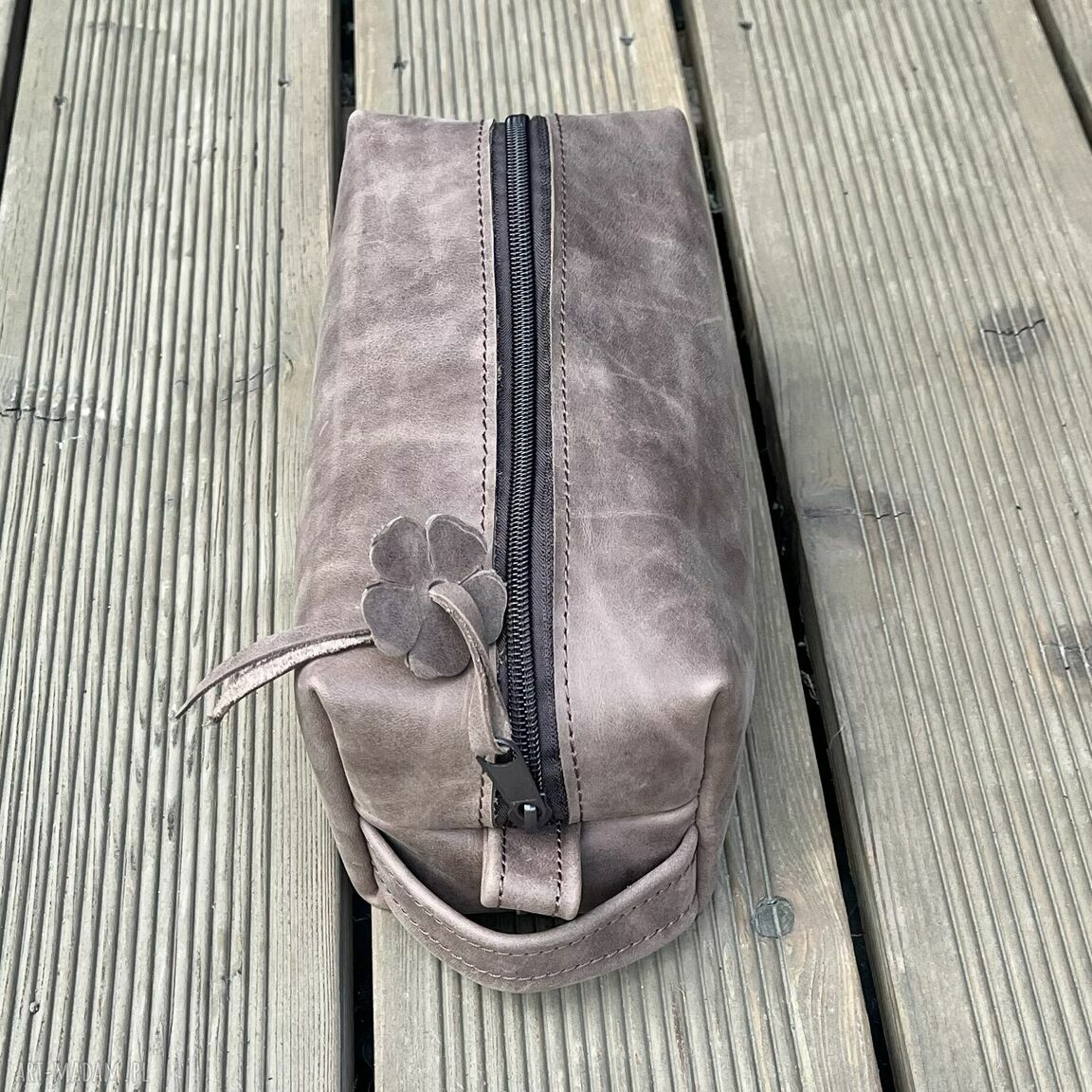 kosmetyczki: Jasno brązowa duża kosmetyczka skórzana. Ręcznie wykonane