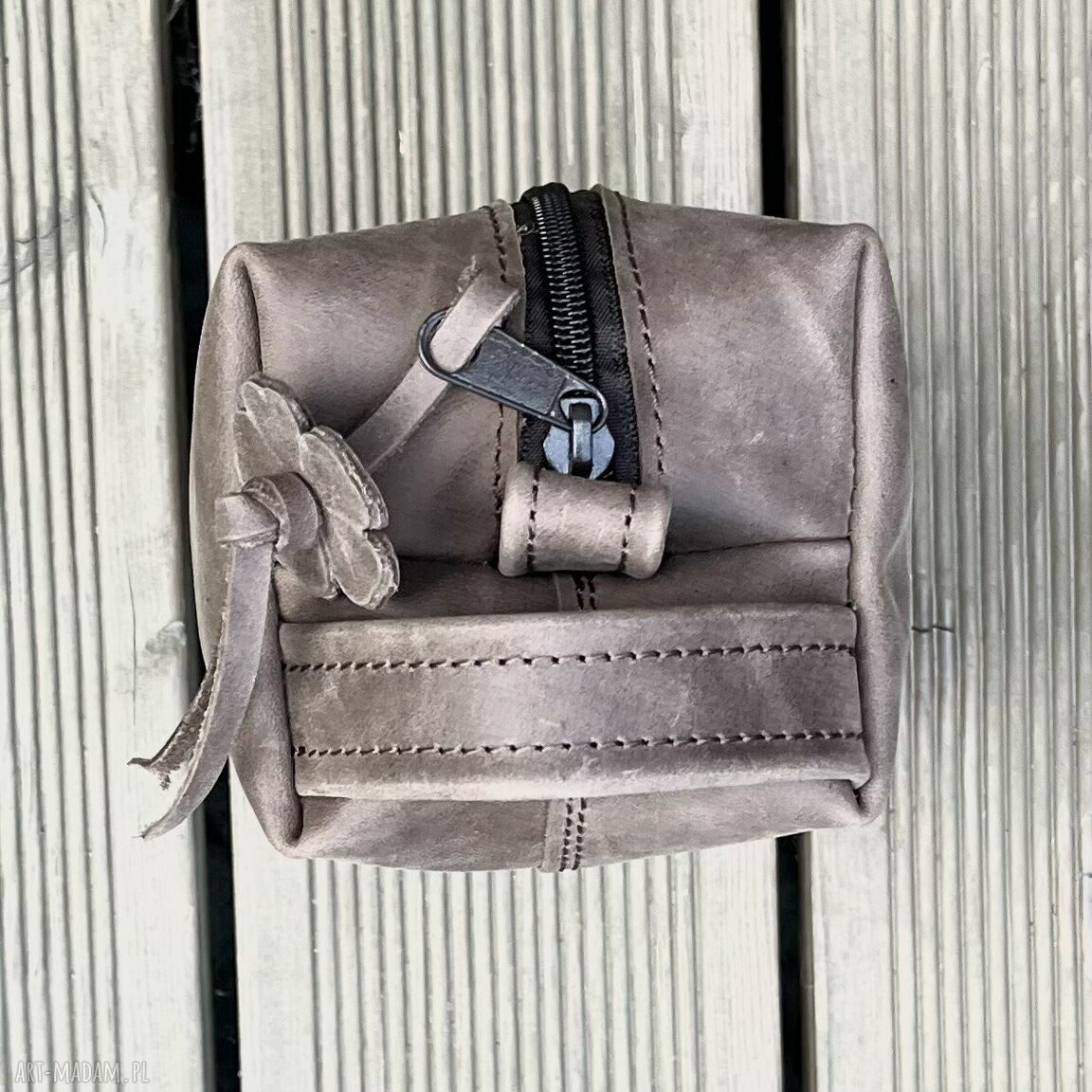 kosmetyczki: Jasno brązowa duża kosmetyczka skórzana. Ręcznie wykonane