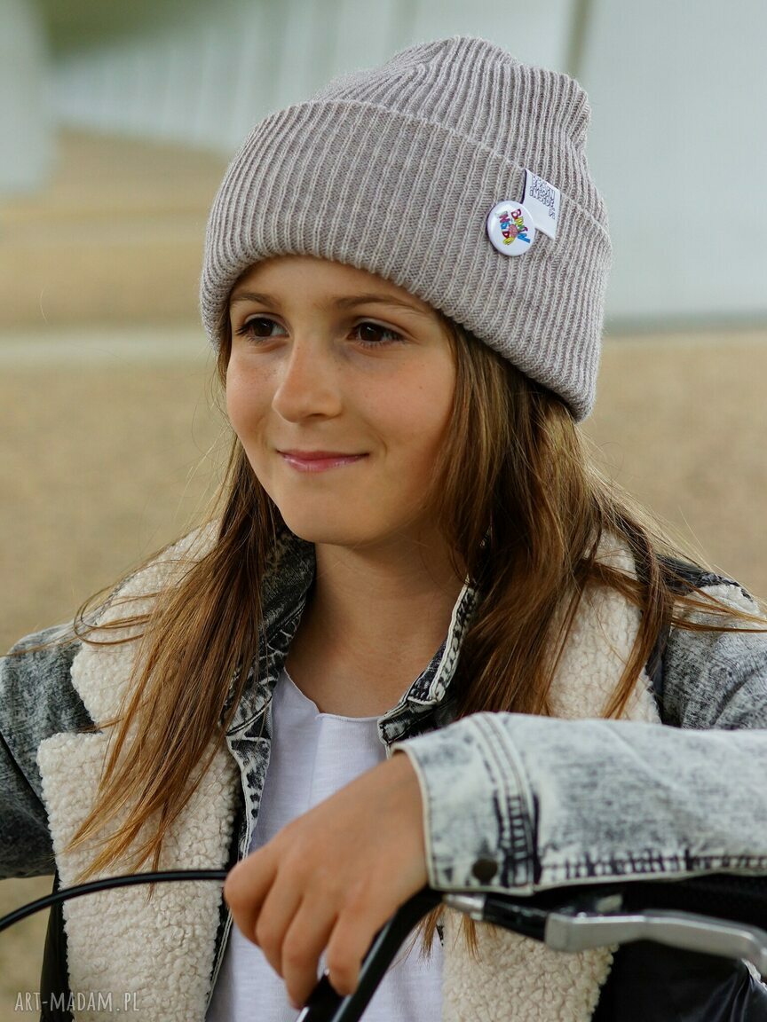 Jasnobeżowa czapka dziecięca beanie z kolorowym logo - wywijana