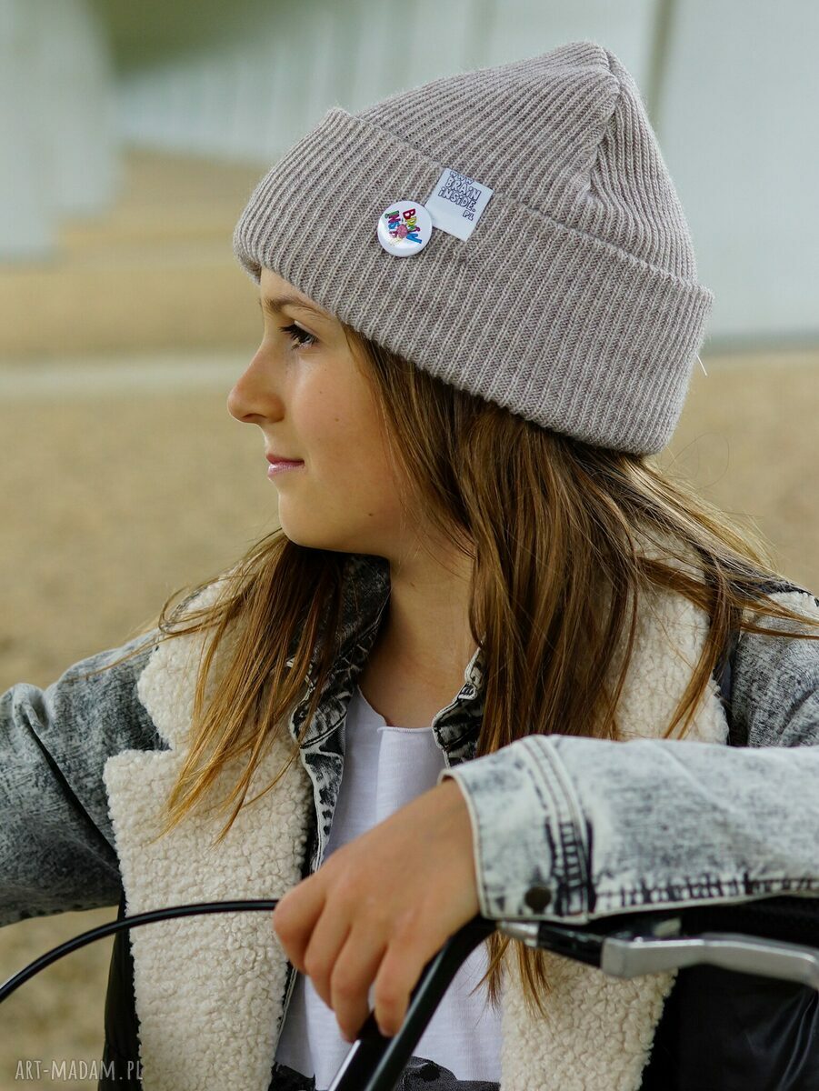 Jasnobeżowa czapka dziecięca beanie z kolorowym logo - wywijana