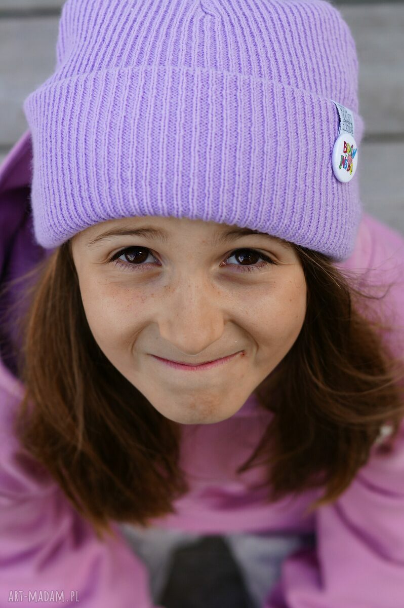 Jasny fiolet czapka dziecięca beanie z kolorowym logo