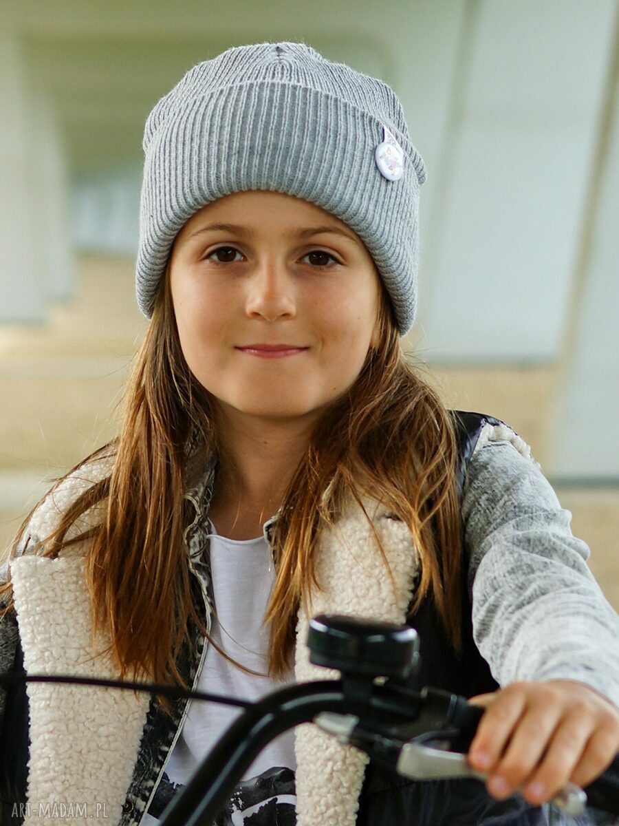 Jasny szary czapka beanie dziecięca z kolorowym logo