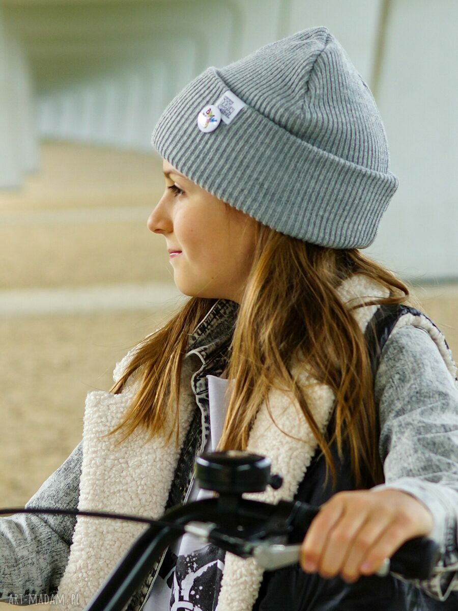 Jasny szary czapka beanie dziecięca z kolorowym logo